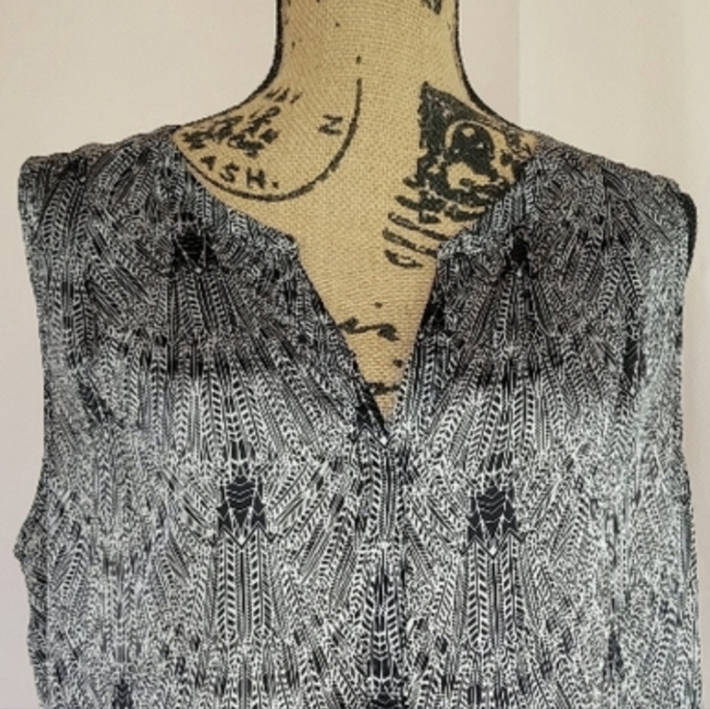 Daniel Rainn Black and White Sleeveless Top